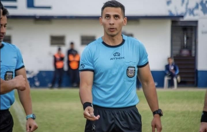 Es de Funes, trabaja de inspector de tránsito en la ciudad y debutó como árbitro en el fútbol argentino